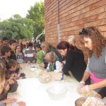 Fent panellets amb les mares i els pares