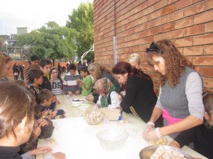 Fent panellets amb les mares i els pares