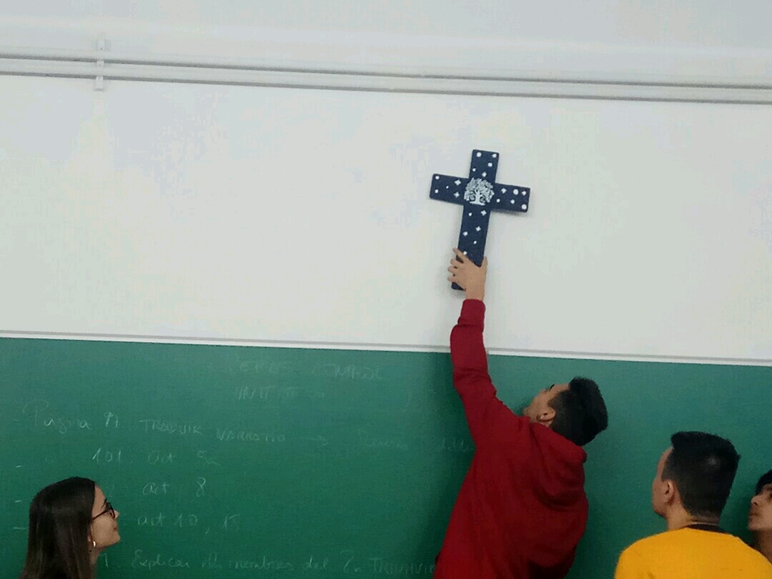 Entrega de les creus a cada aula.